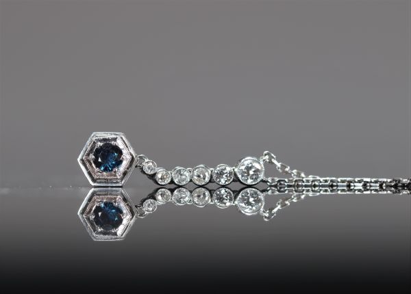 Chaine et pendentif en or blanc (18k), saphir et diamants ( 6.57 gr)