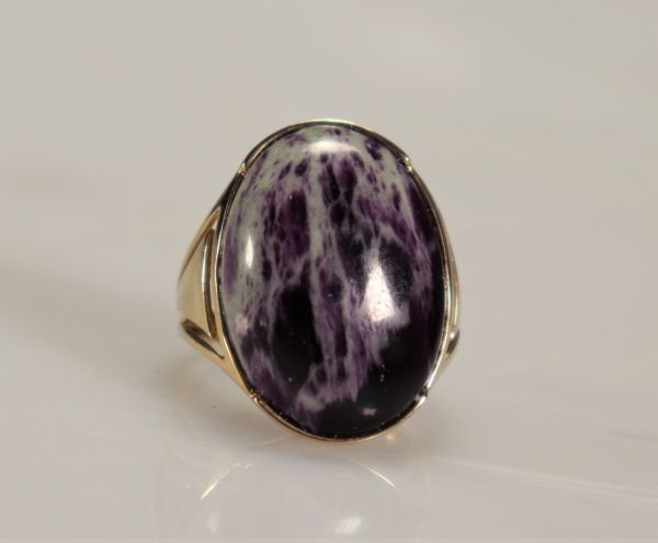 Bague en or (14k) sertie pierre mauve (9.1gr)