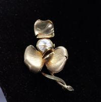 Broche montre Suisse secrète signée