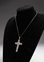Croix en platine pavée de diamants (13.3gr)