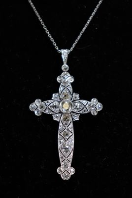 Croix en platine pavée de diamants (13.3gr)