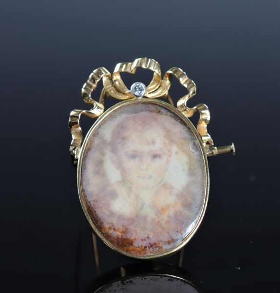 Broche en or 18k diamant et peinture miniature jeune fille (17.91gr)