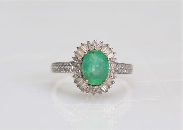 Bague en or blanc et émeraude (3gr)