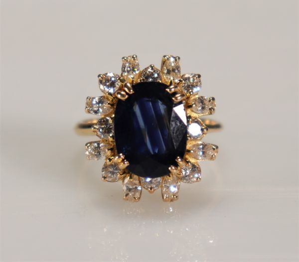 Bague en or (18k) Saphir et diamants (7.1 gr)
