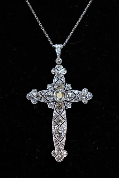 Croix en platine pavée de diamants (13.3gr)