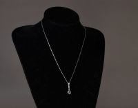 Chaine et pendentif en or blanc (18k), saphir et diamants ( 6.57 gr)