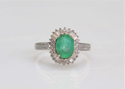 Bague en or blanc et émeraude (3gr)