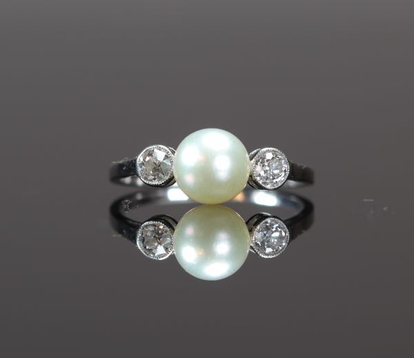 Bague en or blanc et perle fine et diamants