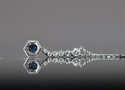 Chaine et pendentif en or blanc (18k), saphir et diamants ( 6.57 gr)