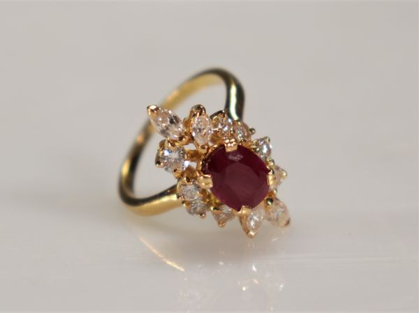 Bague en or (18k) Rubis et diamants (8gr)