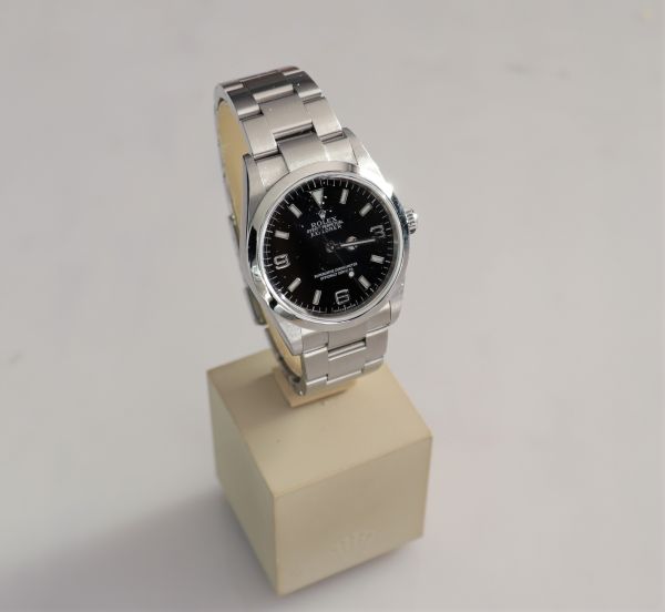 Rolex Explorer jamais portée Cadran Noir 2003 Boite et papier d’origine 114270